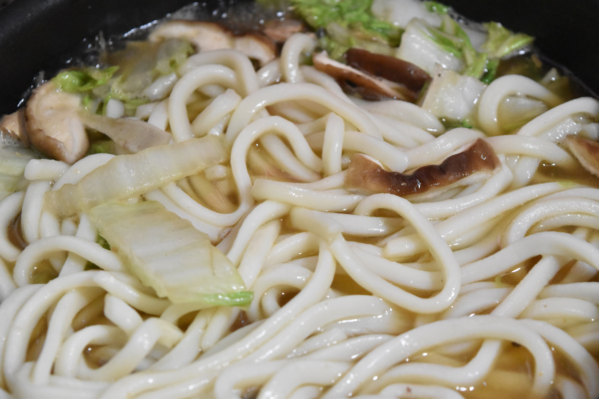うどんを加えて煮込む(サバの味噌煮缶で煮込みうどん)