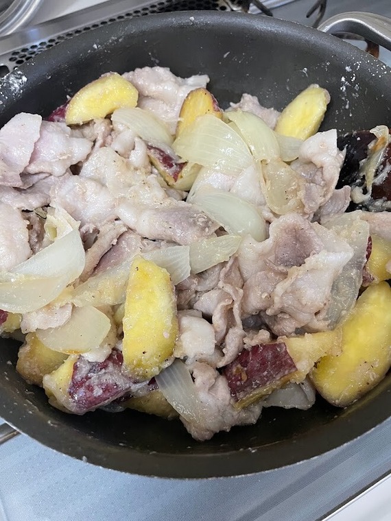 肉を入れてさらに炒める