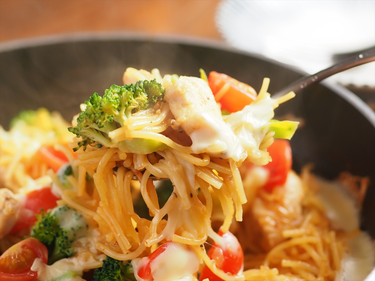 鶏むね肉とブロッコリーのパスタパエリア