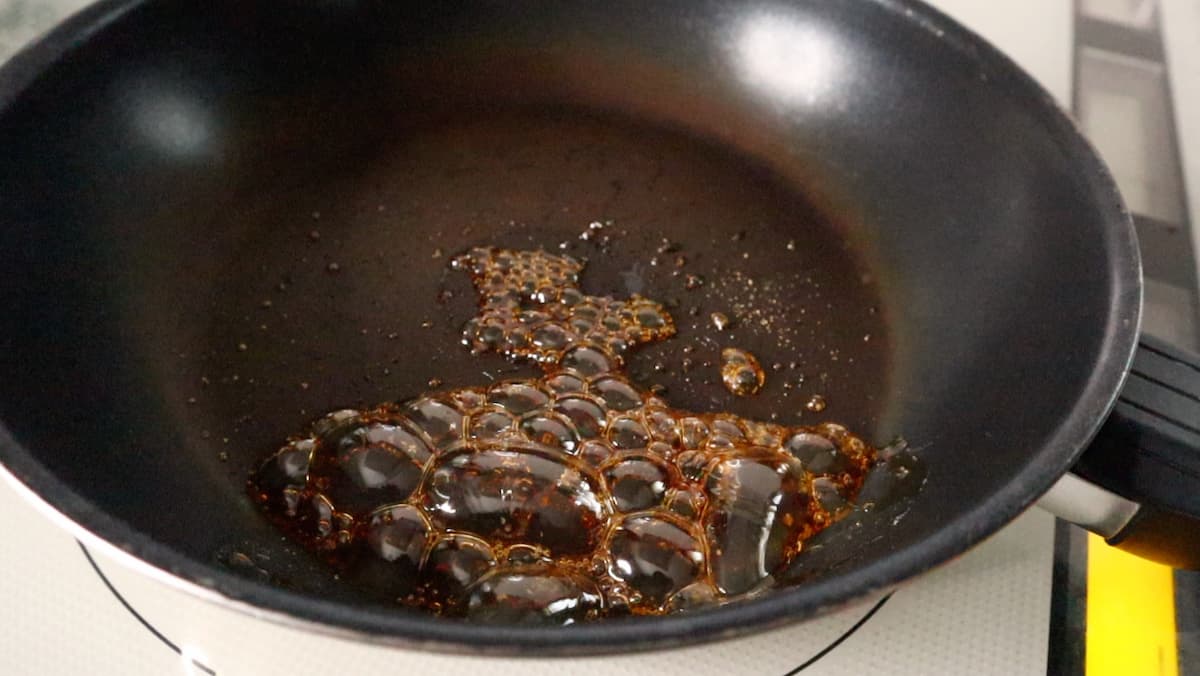 極上みそ煮込みうどん カラメルを作る