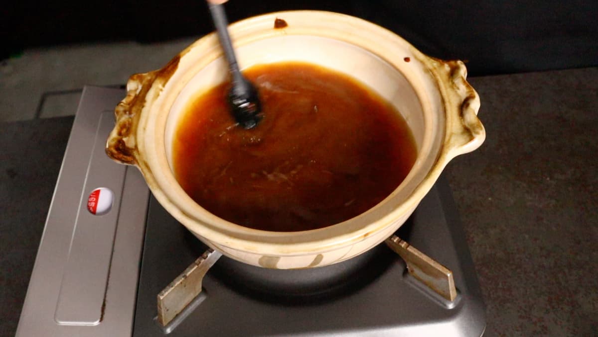 極上みそ煮込みうどん 土鍋にうつす