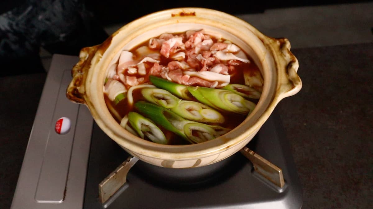 極上みそ煮込みうどん 具材をいれる