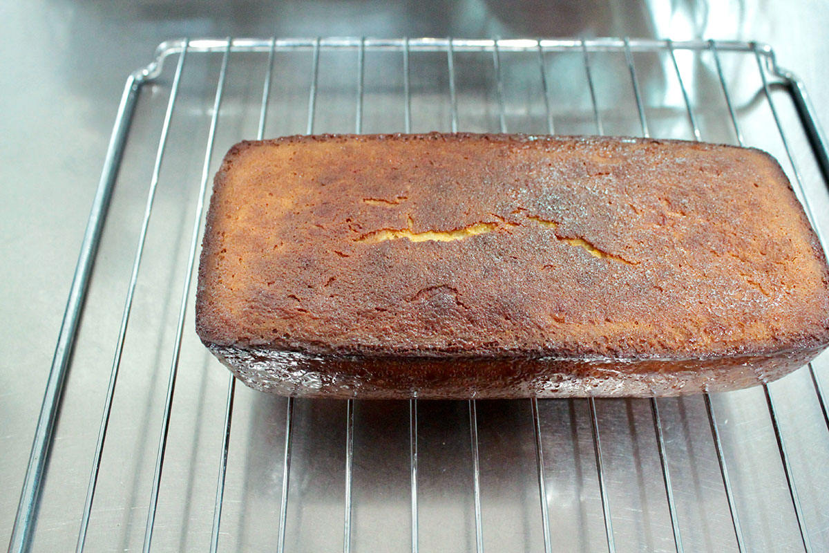 おうちで作る本格スイーツ。パウンド型で作る「カヌレ風スイーツ」の作り方