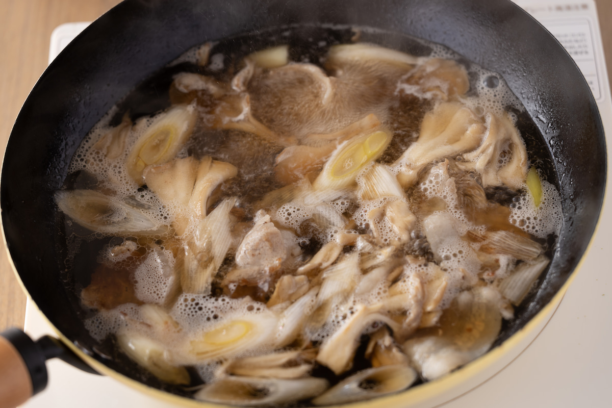 うま辛ラー油肉そば一煮立ちさせる