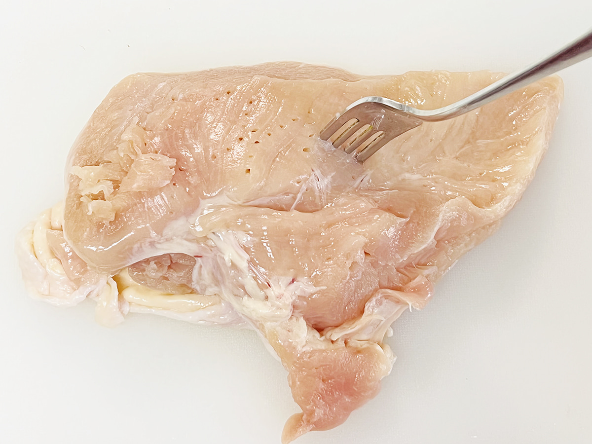 鶏むね肉をフォークでさす