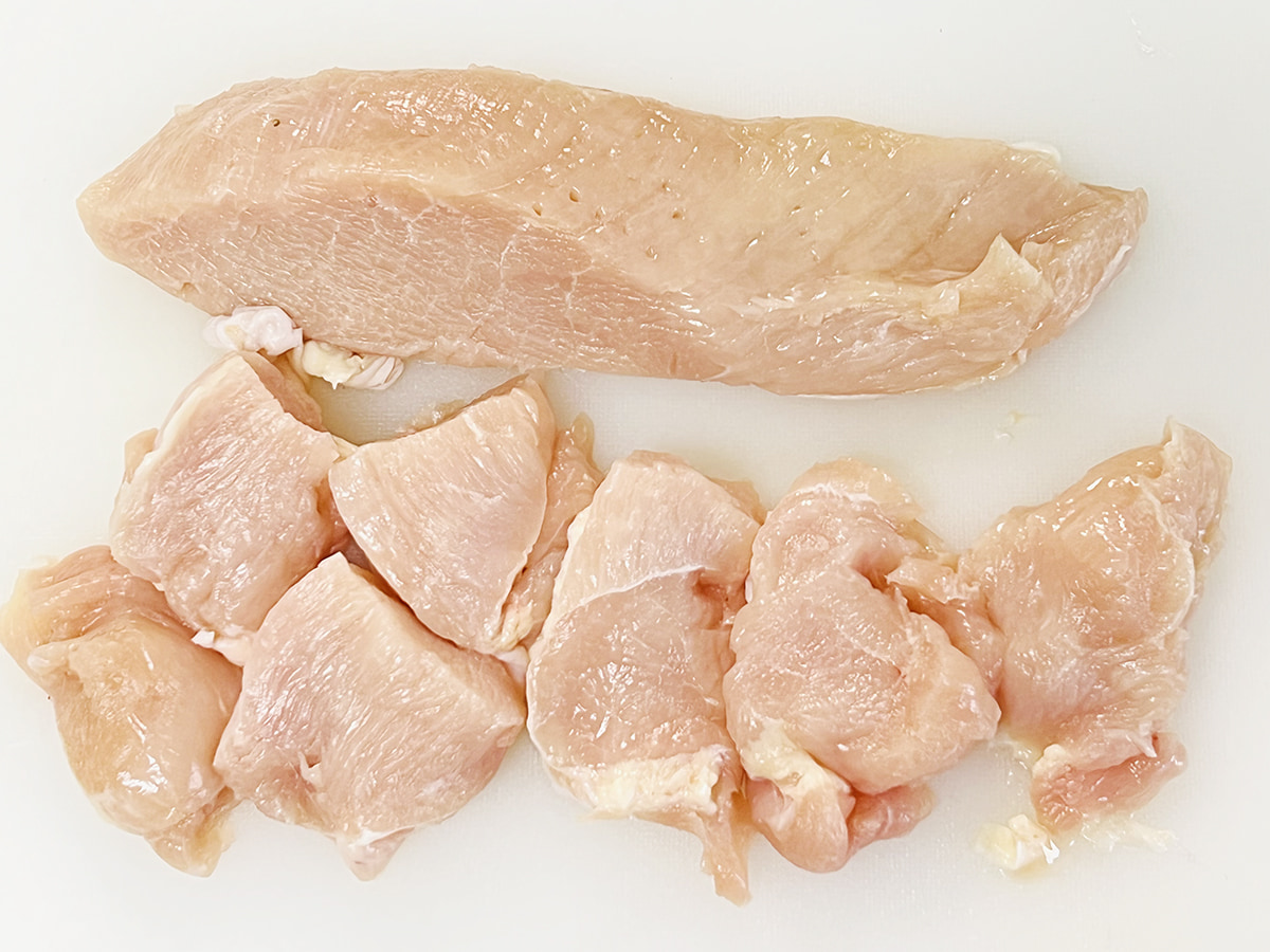 鶏むね肉を一口サイズにそぎ切りする