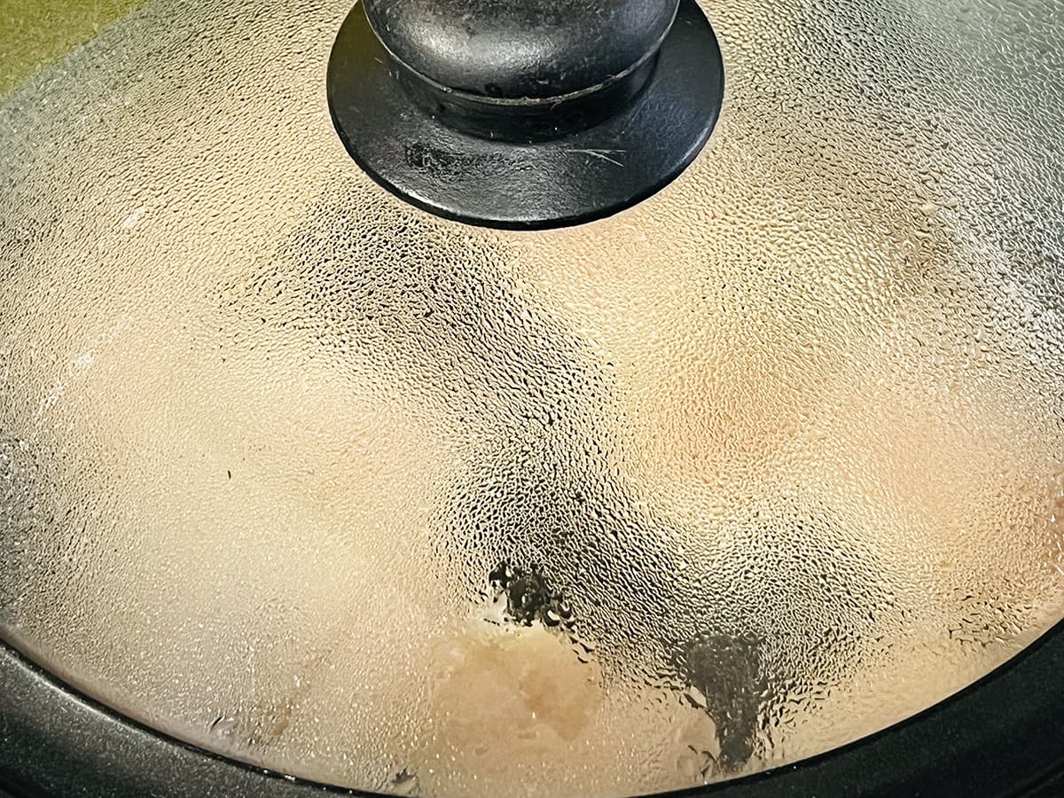 蓋をして鶏むね肉を焼く
