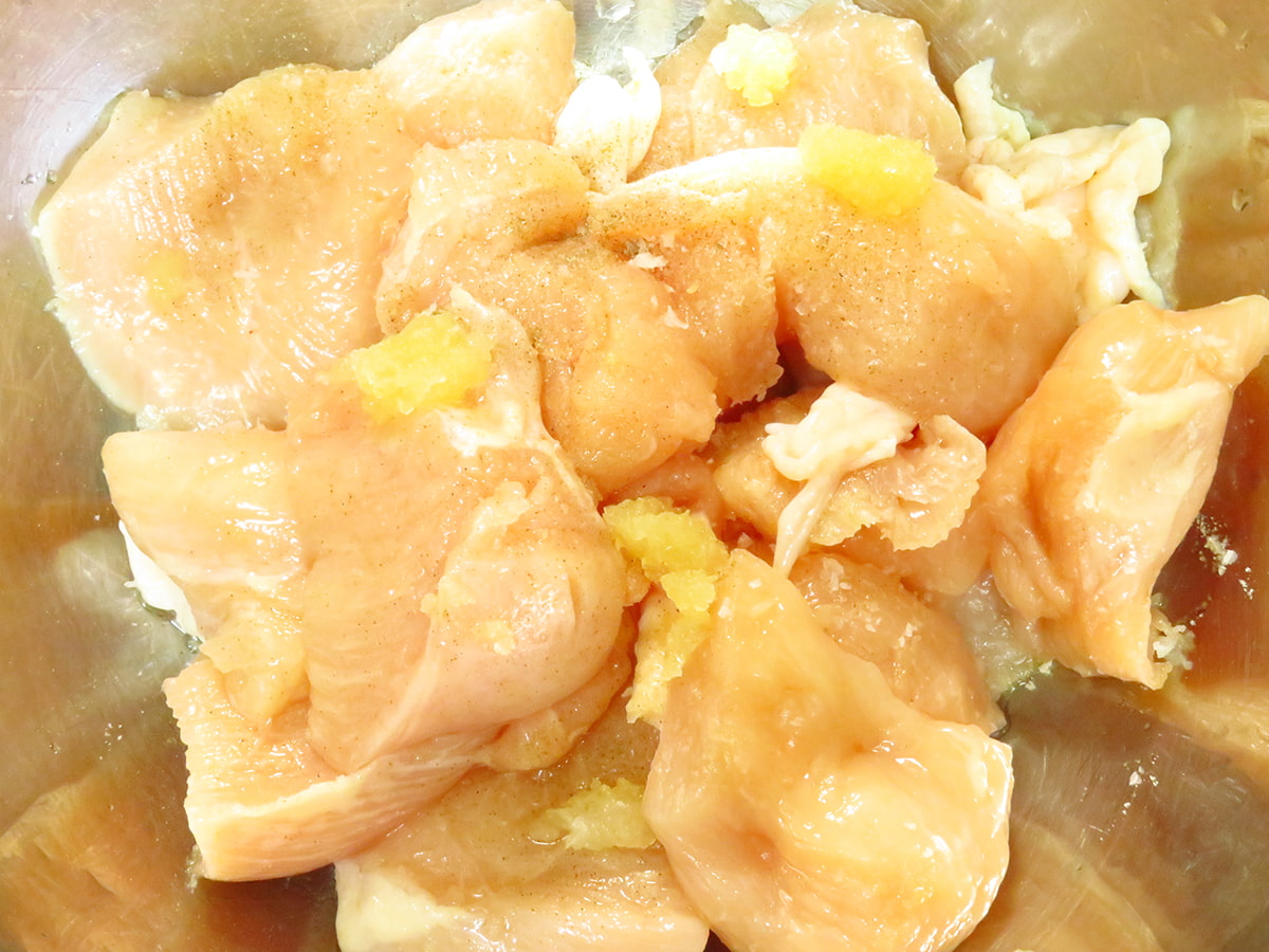 鶏むね肉に下味をつける
