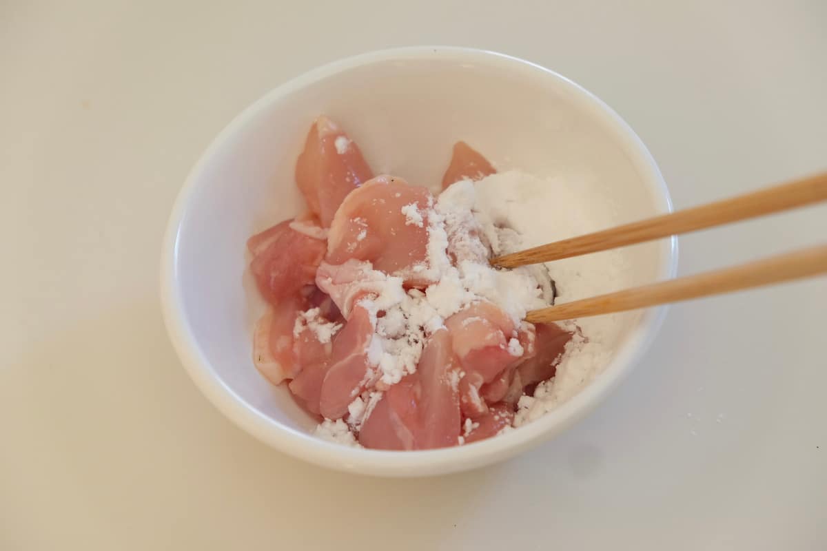 工程3 春菊とチキンのクリームチーズサラダ