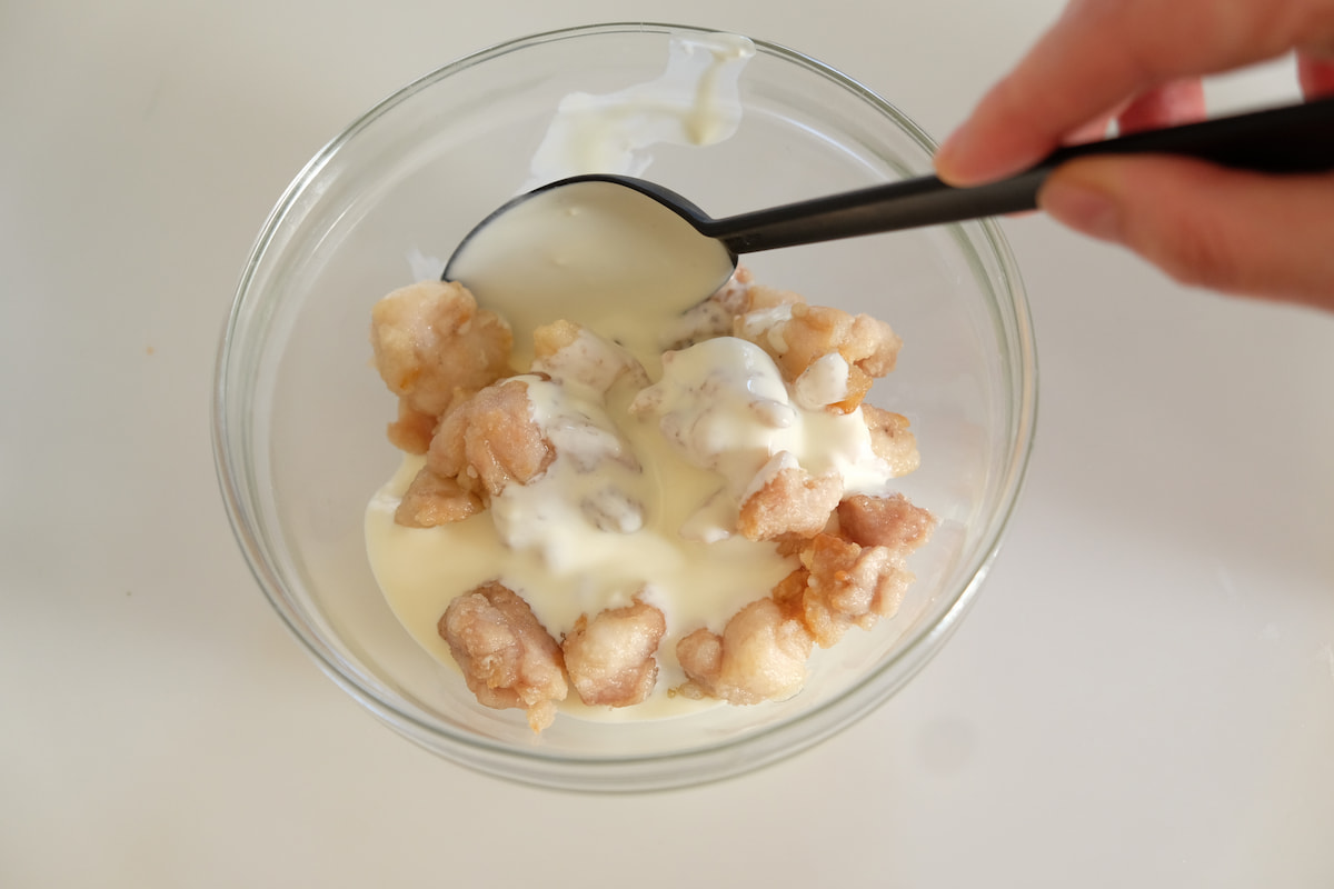 工程6 春菊とチキンのクリームチーズサラダ