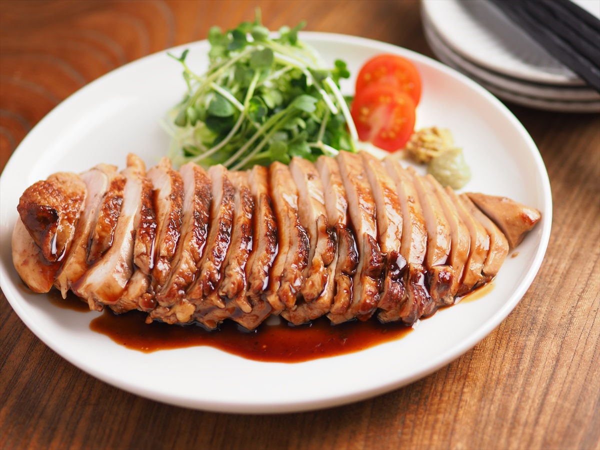 鶏むね肉の鴨ロース風、赤ワインソース