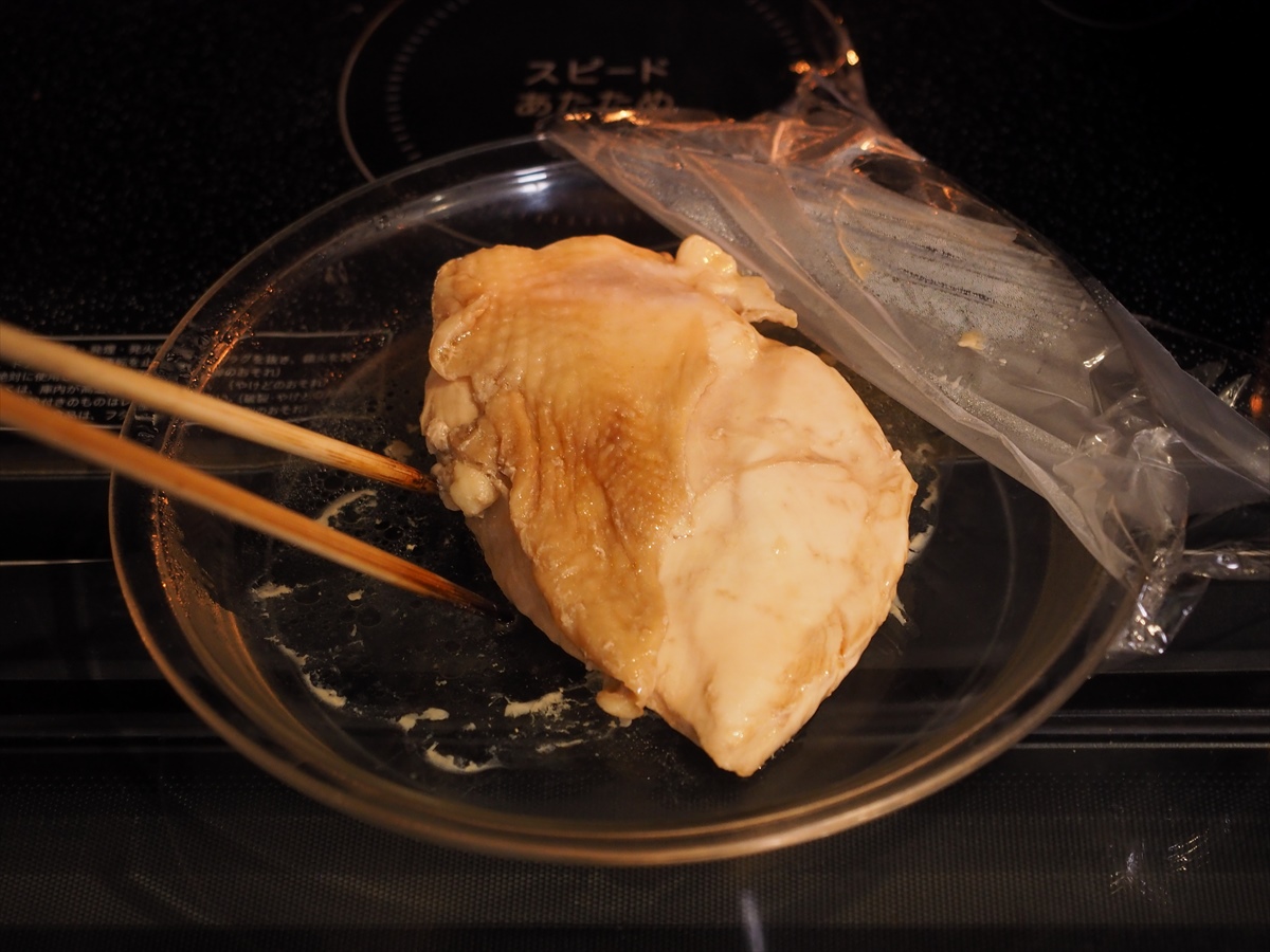 鶏むね肉の鴨ロース風、赤ワインソース