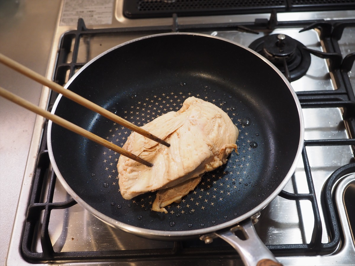 鶏むね肉の鴨ロース風、赤ワインソース