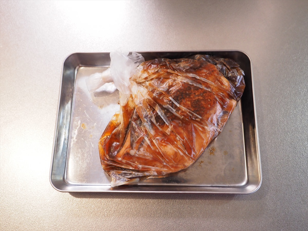 鶏むね肉の鴨ロース風、赤ワインソース