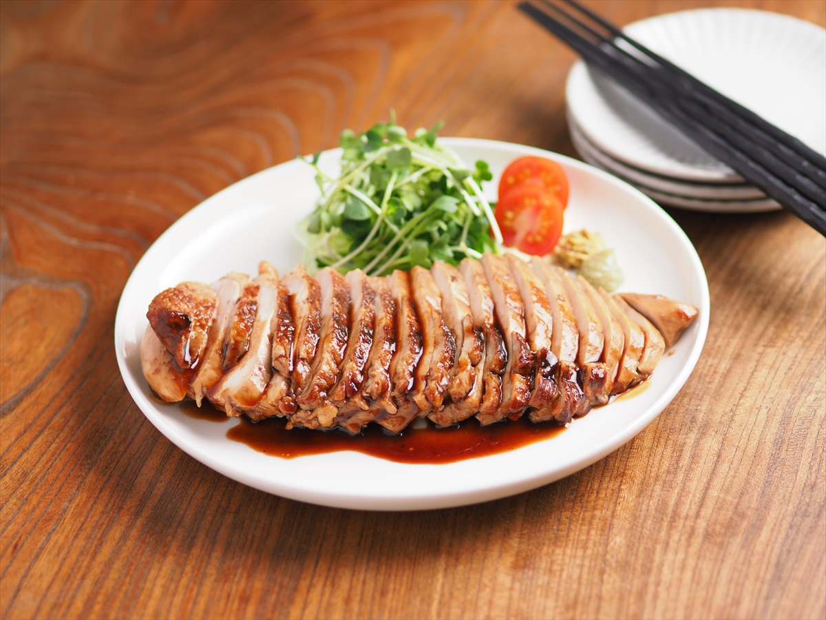 鶏むね肉の鴨ロース風、赤ワインソース