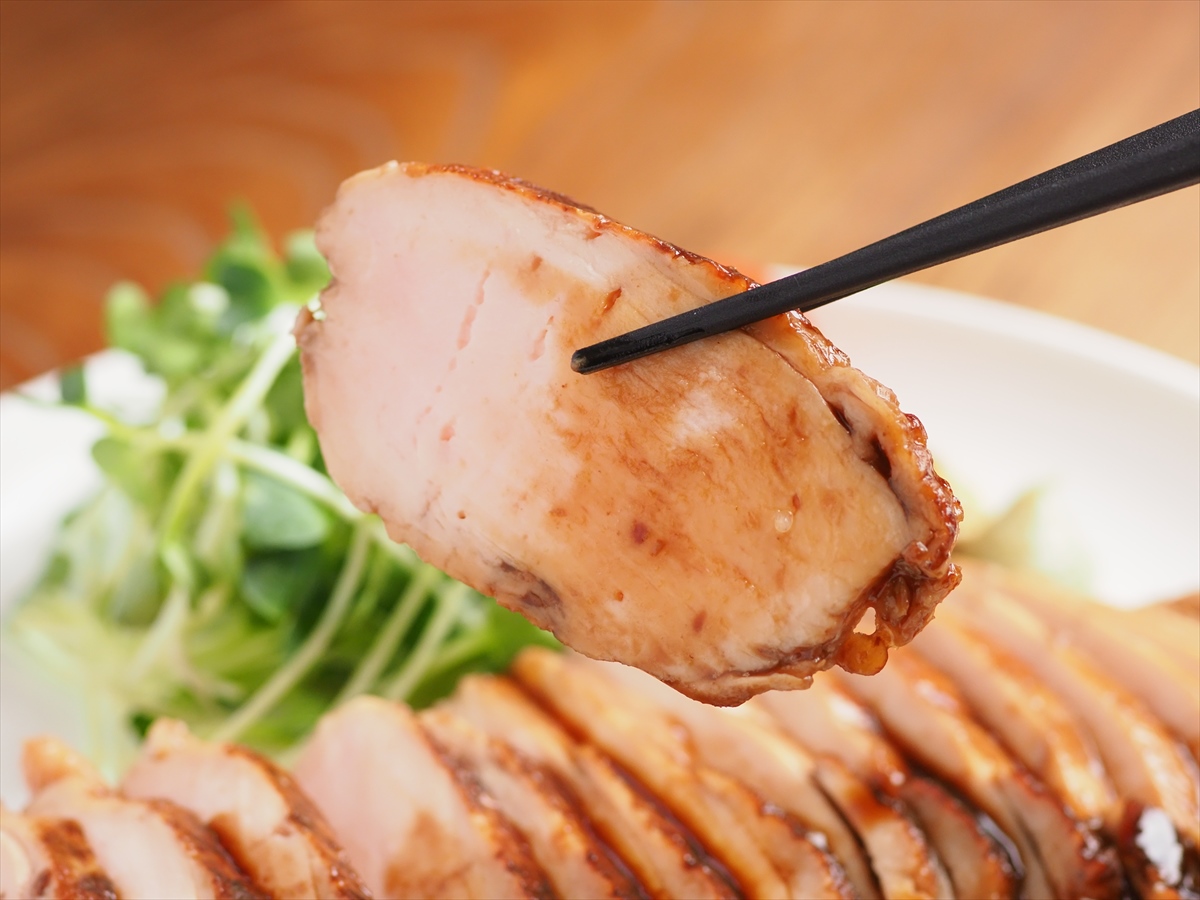 鶏むね肉の鴨ロース風、赤ワインソース