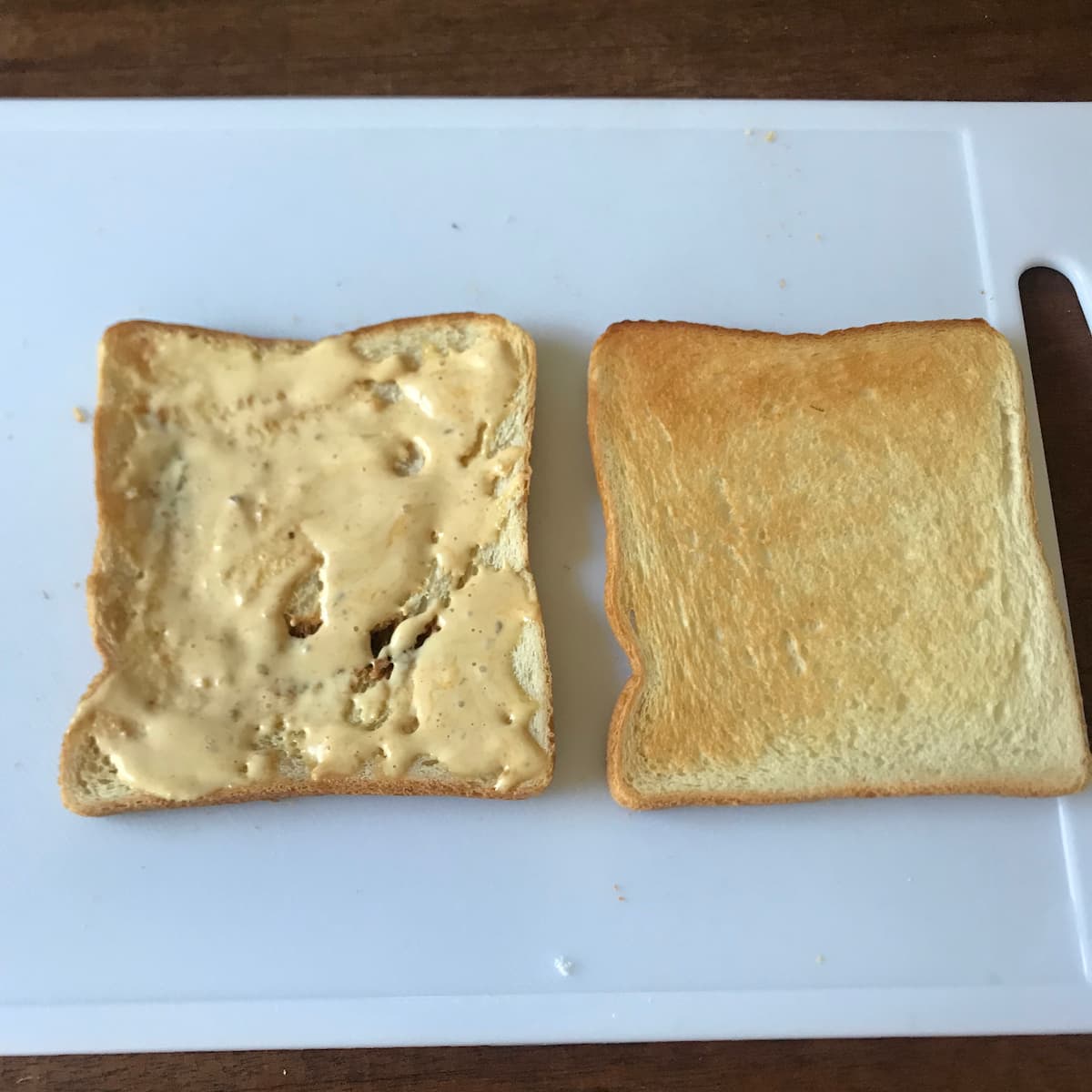 パンに焼き肉マヨを塗ってるところ