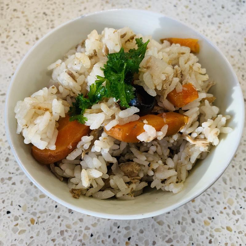 簡単で彩りもきれい！「ツナとにんじん」の炊き込みご飯4選