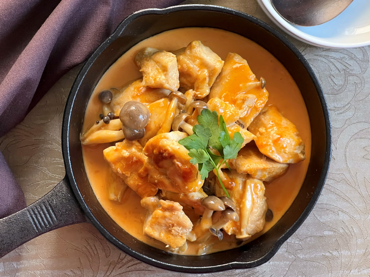 韓国で大人気の味!マイルドな辛さがクセになる♪鶏むね肉で「ロゼチキン」