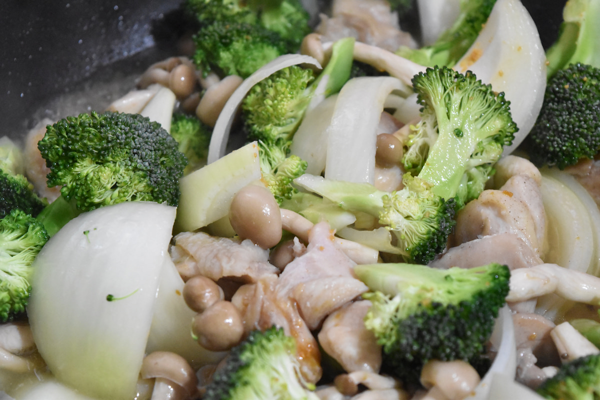 野菜を加えて炒め水とコンソメを加える(ブロッコリーと鶏もも肉のデミグラスソース煮)