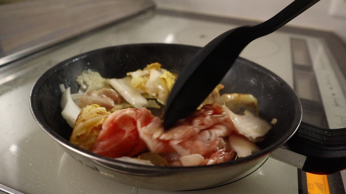 爆速中華丼 食材を炒める