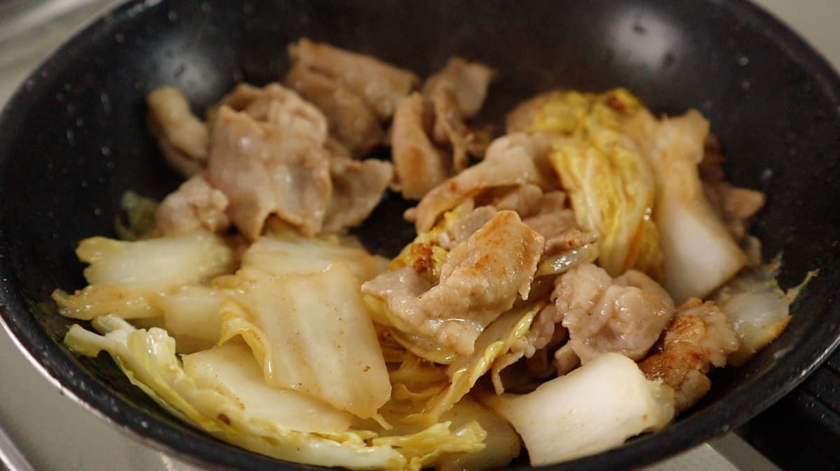 爆速中華丼 焼き色がつくまで炒める
