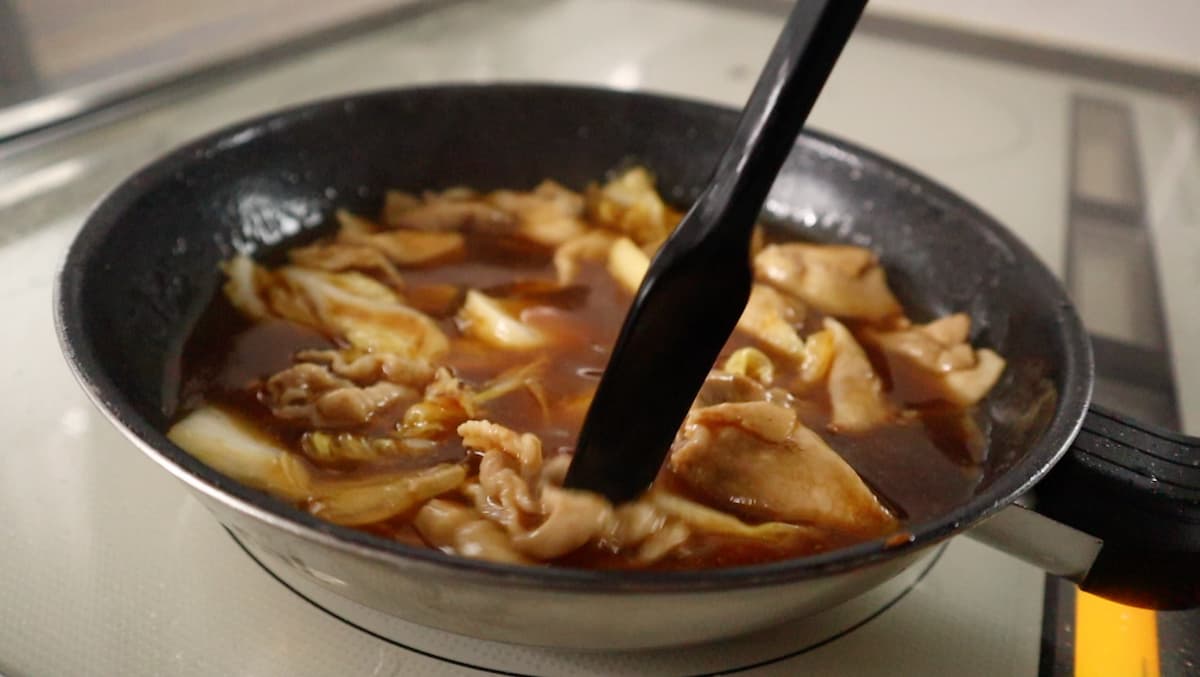 爆速中華丼 調味料を加える