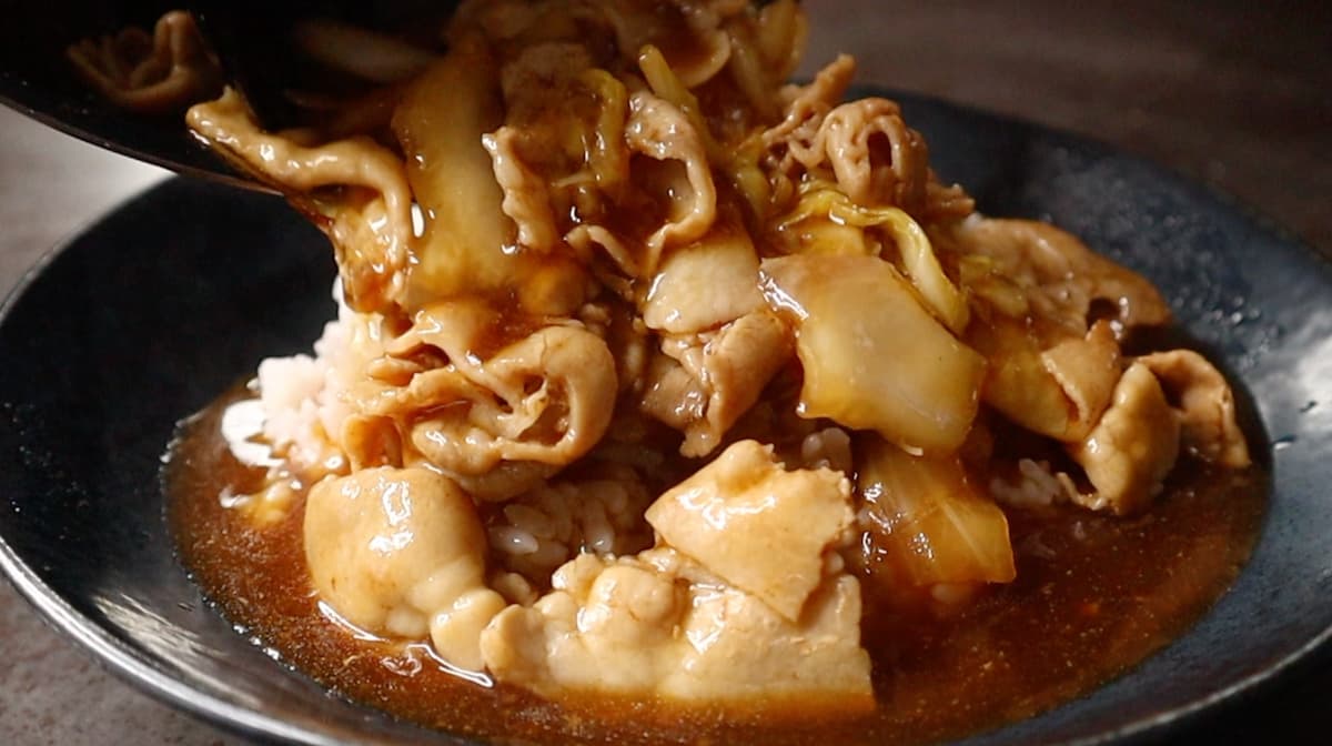 爆速中華丼 器に盛り付ける