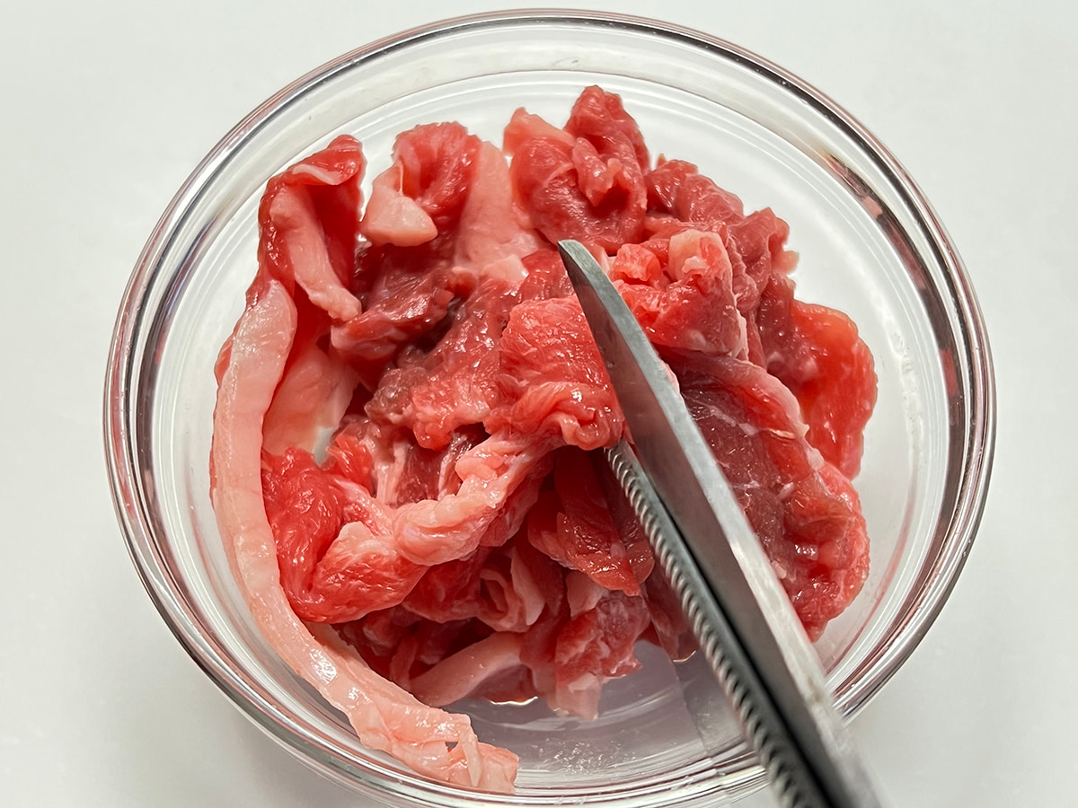 韓国雑煮（トックッ）：牛肉を切る
