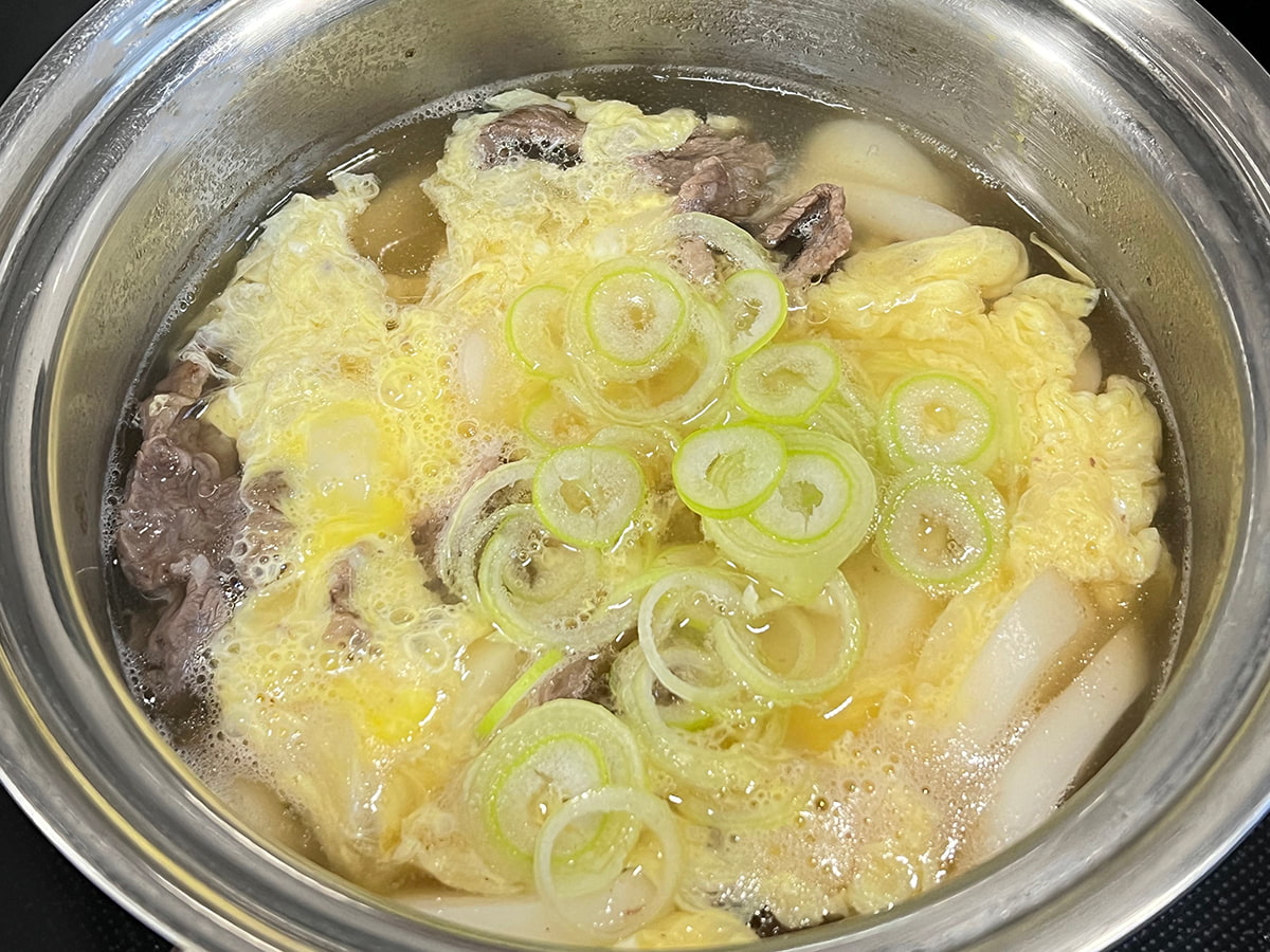 韓国雑煮（トックッ）：溶き卵と長ねぎを入れる