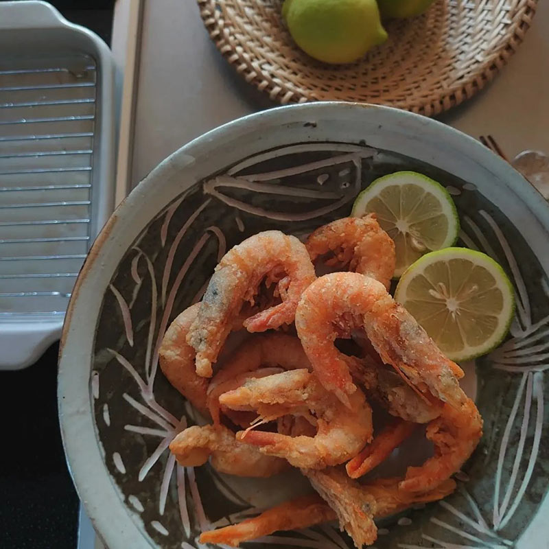 少ない油でカラッと揚がる!インスタグラマーさんも愛用している四角い天ぷら鍋
