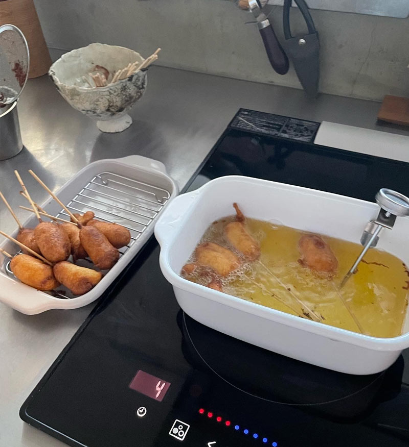 少ない油でカラッと揚がる!インスタグラマーさんも愛用している四角い天ぷら鍋