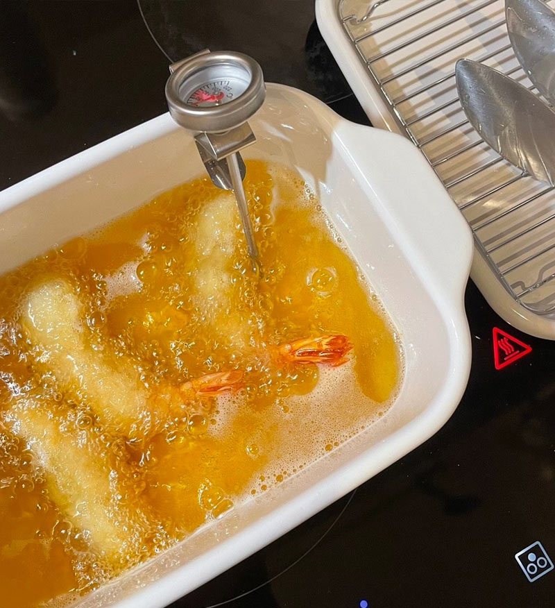 少ない油でカラッと揚がる!インスタグラマーさんも愛用している四角い天ぷら鍋