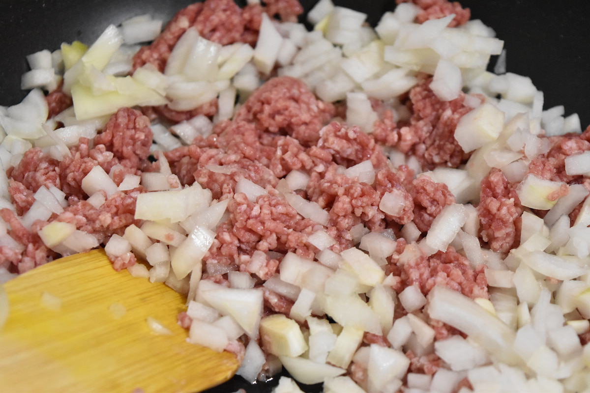 大根とひき肉を炒める(大根入りトマト缶でキーマカレー)