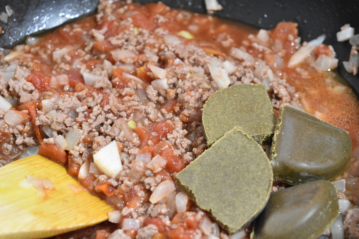 調味料を加える(大根入りトマト缶でキーマカレー)
