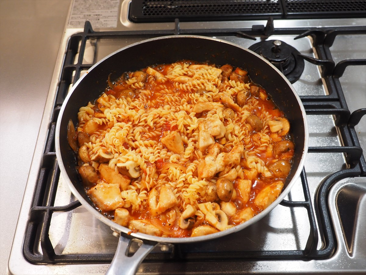 鶏むね肉とマッシュルームのトマトパスタ