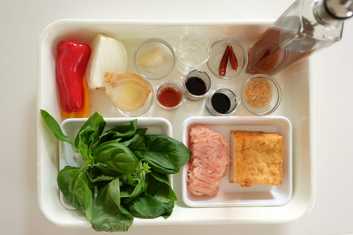 材料 厚揚げと鶏むね肉のガパオライス