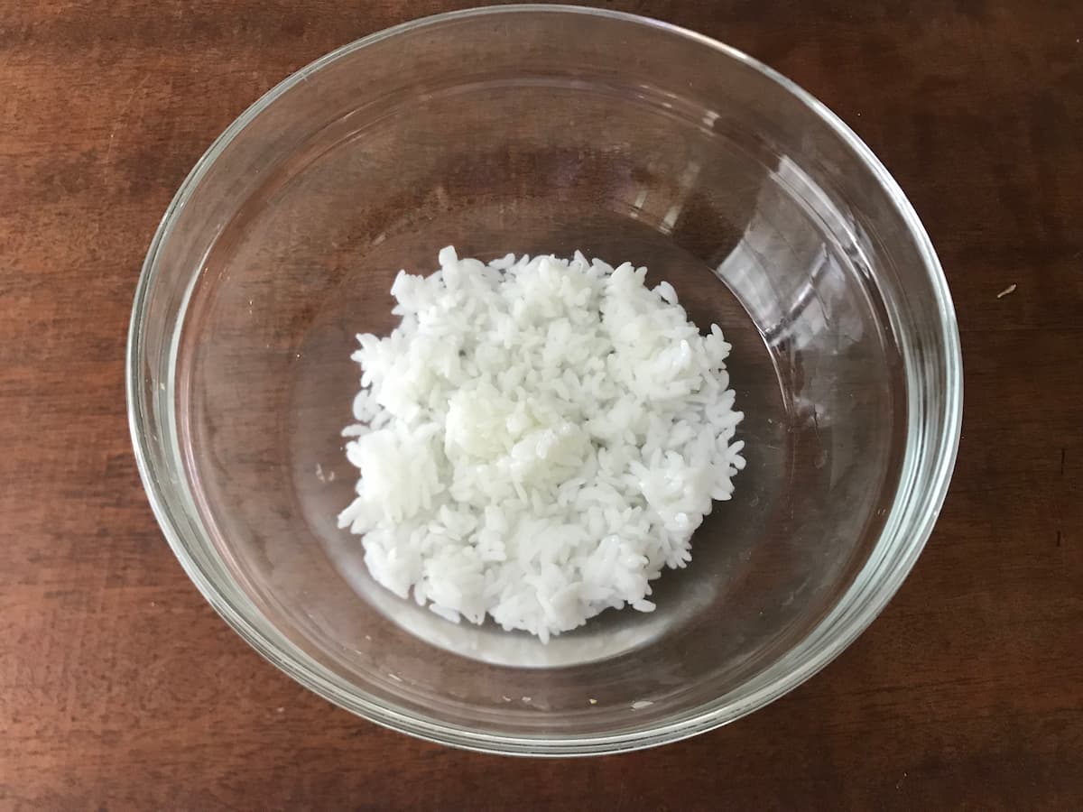 ご飯と水の入ったボウル