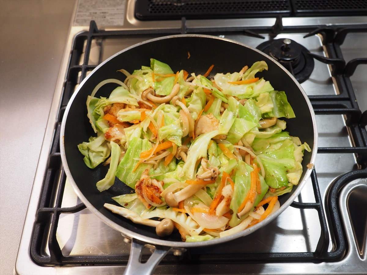 メガ盛り野菜と鶏むね肉の野菜炒め