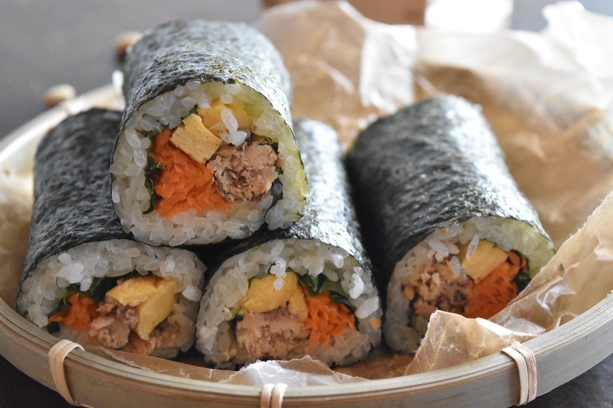 巻きす不要！ラップで簡単に作れる「オイルサーディンの恵方巻」