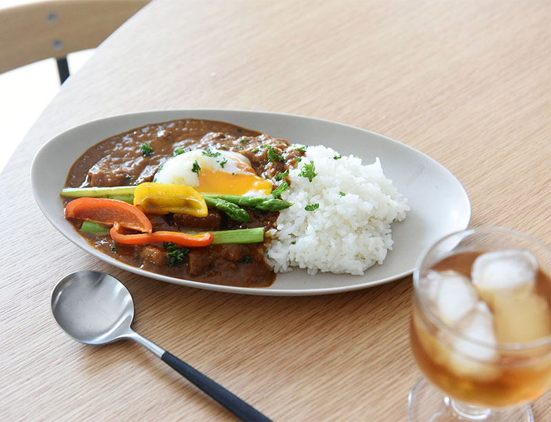 オーバルを加えたら、食卓がこなれた雰囲気に。デイリーに使える陶器のうつわ