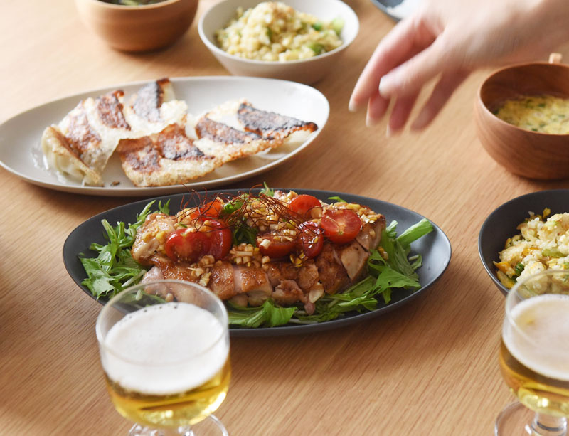 オーバルを加えたら、食卓がこなれた雰囲気に。デイリーに使える陶器のうつわ