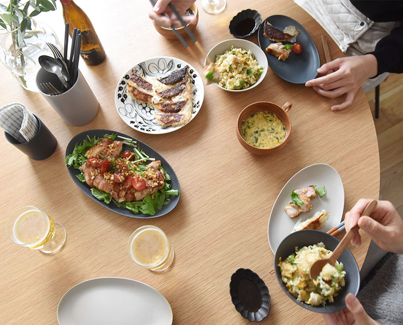 オーバルを加えたら、食卓がこなれた雰囲気に。デイリーに使える陶器のうつわ