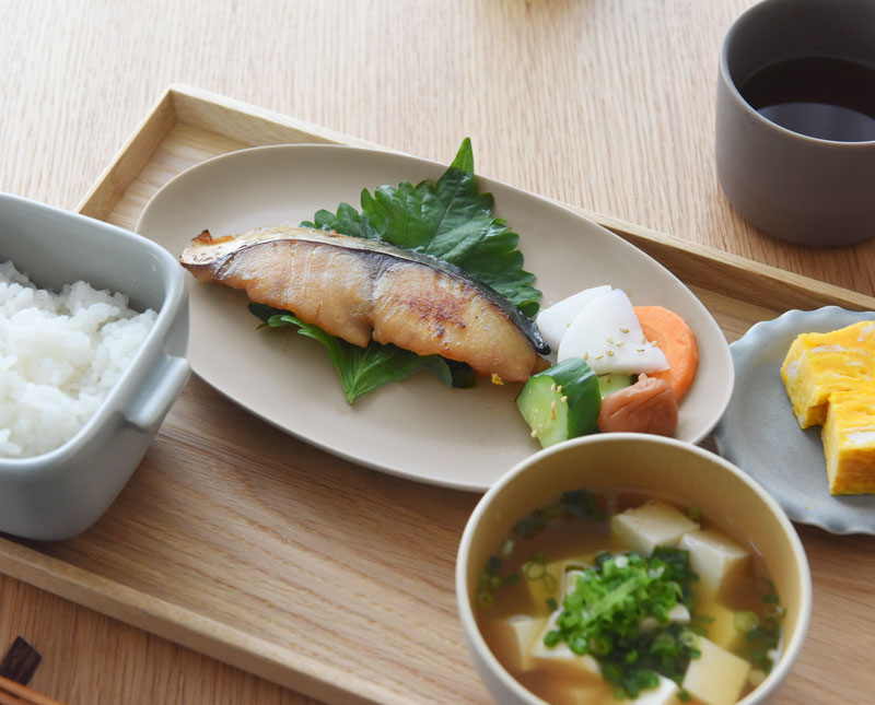 オーバルを加えたら、食卓がこなれた雰囲気に。デイリーに使える陶器のうつわ