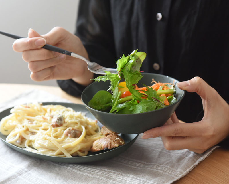 オーバルを加えたら、食卓がこなれた雰囲気に。デイリーに使える陶器のうつわ