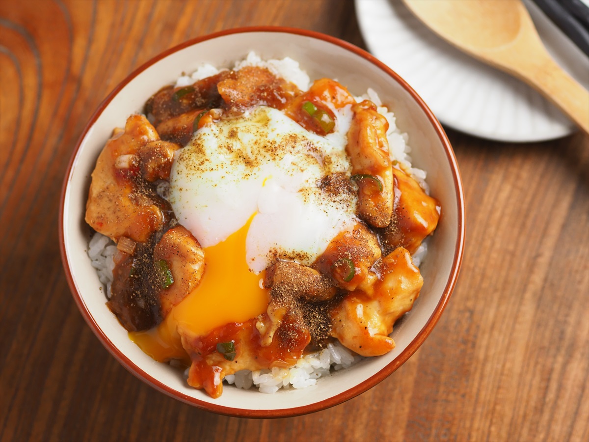 鶏むね肉の温玉麻婆丼