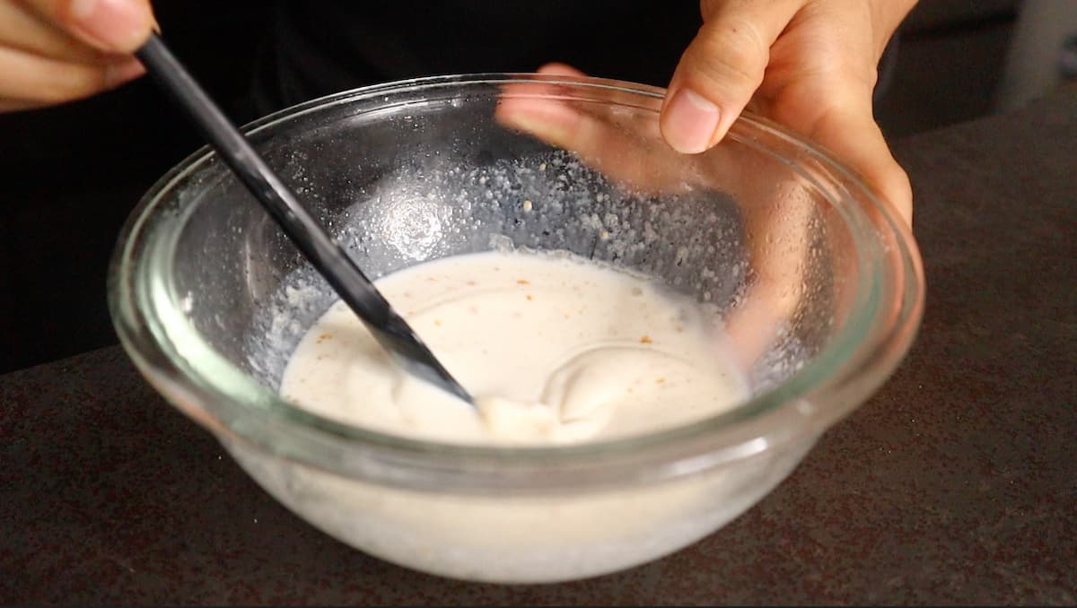 ホワイトライス　牛乳を混ぜ合わせる