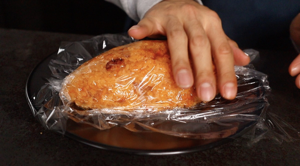 ホワイトライス　ケチャップライスを盛り付ける