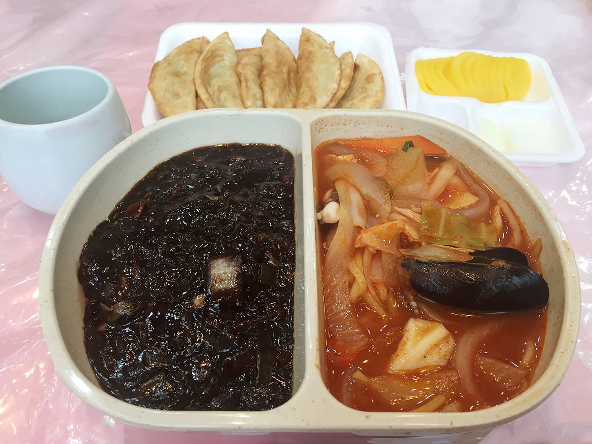 ジャージャー麺と海鮮チャンポンのハーフ&ハーフ