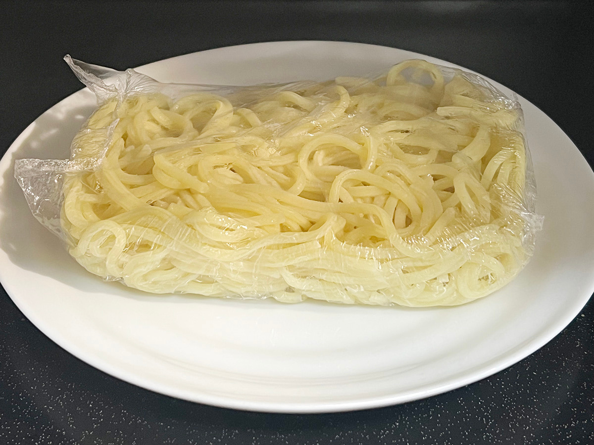 海鮮チャンポン・麺を電子レンジにかける